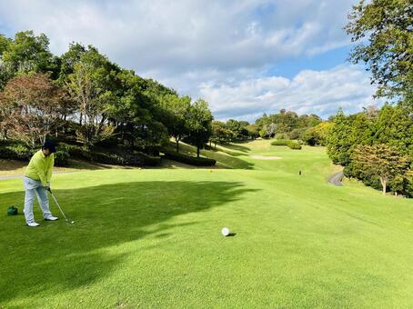 アイアンでティーショット ゴルフ,男性,ショートホールの写真素材