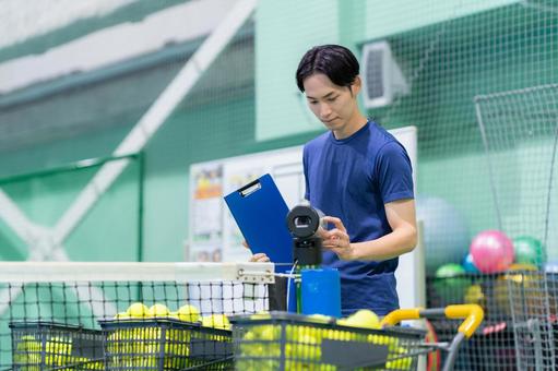 スポーツジムでテニスをする若い男性 テニス,テニススクール,スポーツジムの写真素材