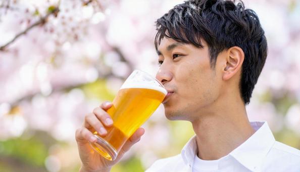 ビールを飲む若い男性のポートレート ビールを飲む若い男性のポートレートの写真
