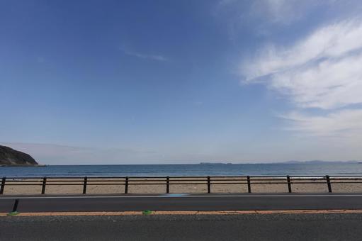 海沿いの道と青空 海沿いの道と青空 海,青空,道路の写真素材
