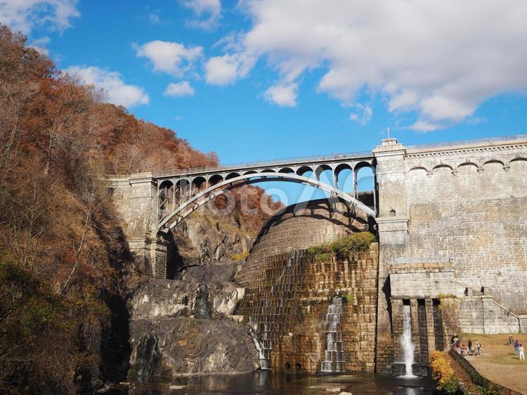 紅葉の季節のダムにかかる大きな橋 紅葉,秋,秋空の写真素材