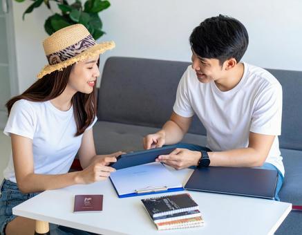 オープンスペースで打ち合わせ オープンスペースで打ち合わせの写真