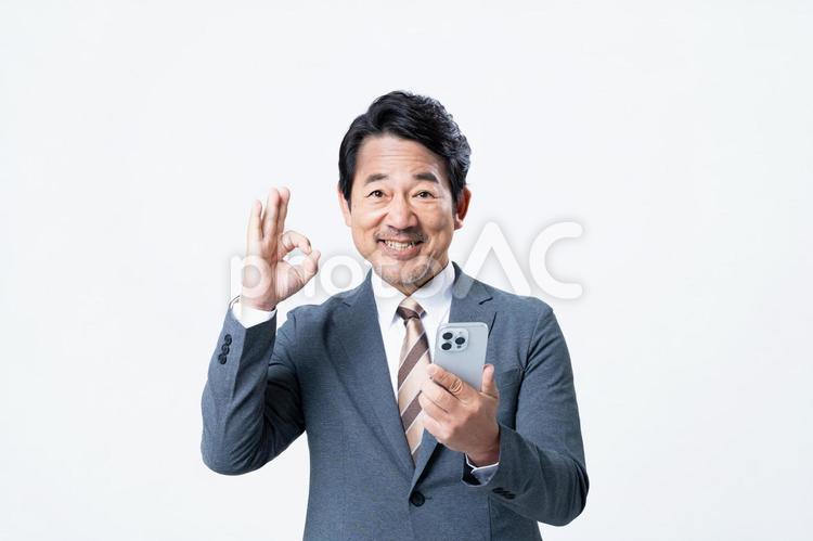 OKサインのミドルのビジネスマン ok,スマホ,ビジネスマンの写真素材