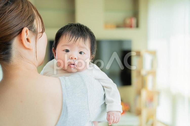 ママの背中とカメラ目線の赤ちゃん 赤ちゃん,新生児,母親の写真素材