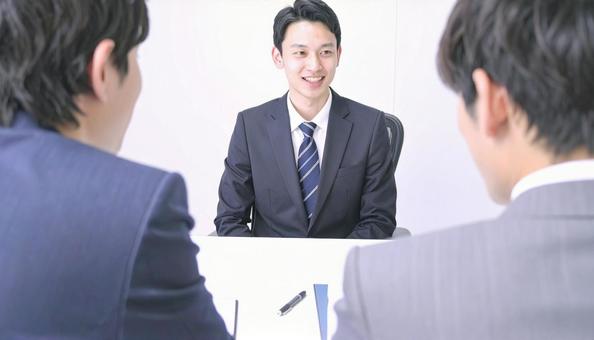 面接に臨む男性と面接官の写真