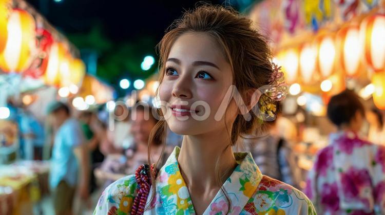 夏祭りの夜に屋台を歩く浴衣姿の女性 夏,浴衣,女性の写真素材