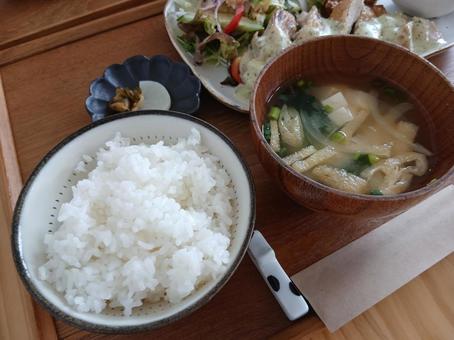 味噌汁とあったかいごはん 味噌汁とあったかいごはんの写真
