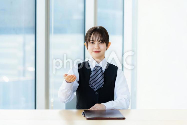 受付の若いビジネスウーマン 受付,女性,笑顔の写真素材