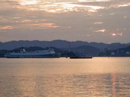 【風景写真】瀬戸内の夕暮れ 【風景写真】瀬戸内の夕暮れ 夕焼け,瀬戸内,夕暮れの写真素材