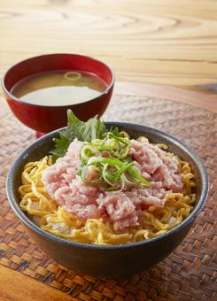 ネギトロ丼 味噌汁付き ネギトロ丼 味噌汁付きの写真