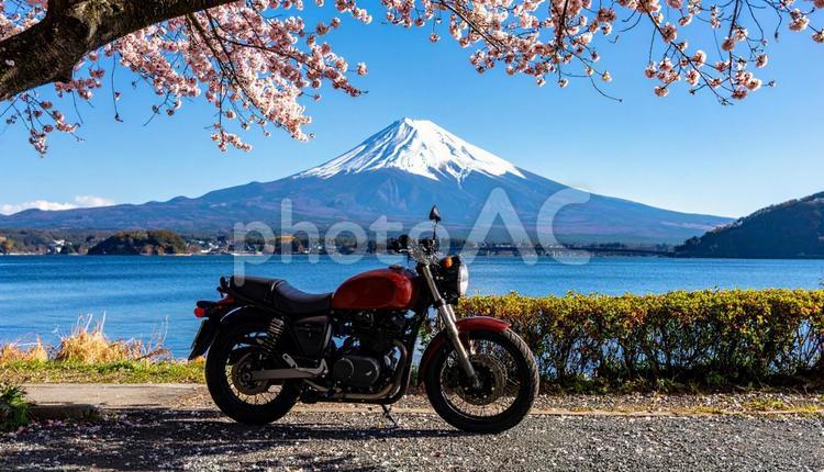 ツーリング中のバイク バイク,車輪,単気筒の写真素材