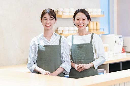 カウンターに立つカフェ店員 飲食店,店員,職場の写真素材
