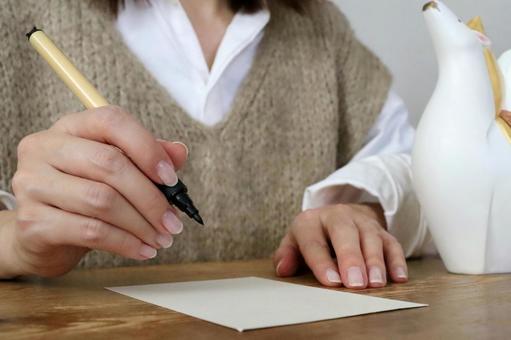 ハガキを書く女性　年賀状イメージ 年賀状,書く,午年の写真素材