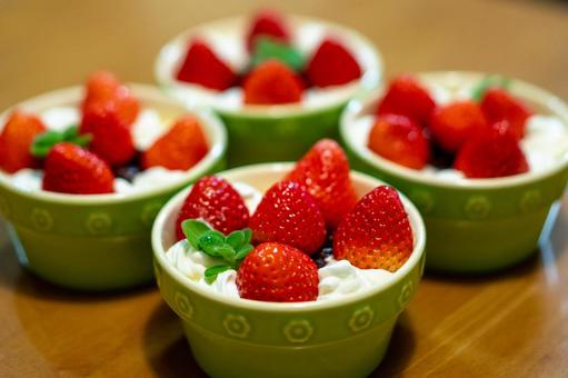 彩り鮮やか苺のカップデザート 食べ物,デザート,スイーツの写真素材