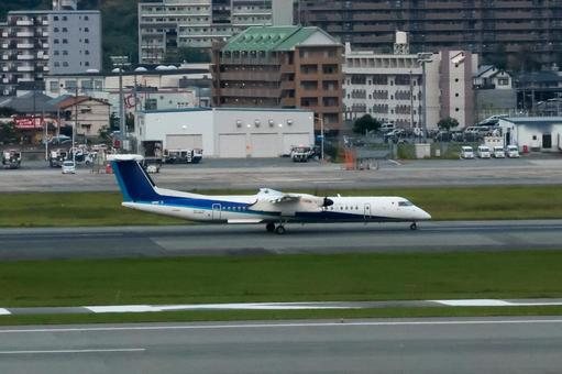 秋の空港を駆け抜けるジェット 飛行機,航空機,旅客機の写真素材