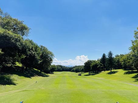 ゴルフコースを走るカートと青空 ゴルフ,おおむらさきゴルフ俱楽部,おおむらさきの写真素材