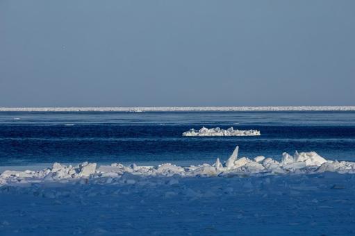 海を流れていく流氷 海を流れていく流氷の写真