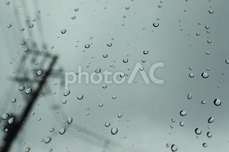 車窓に映る電柱と雨粒 車窓,窓,雨粒の写真素材