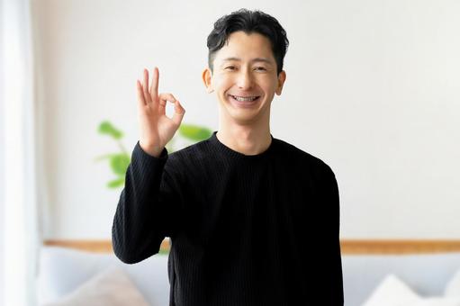 OKポーズをする笑顔の男性 OKポーズをする笑顔の男性 男性,ok,オーケーの写真素材