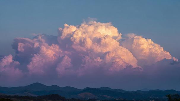 空を彩る壮大なピンク色の積乱雲 空を彩る壮大なピンク色の積乱雲の写真