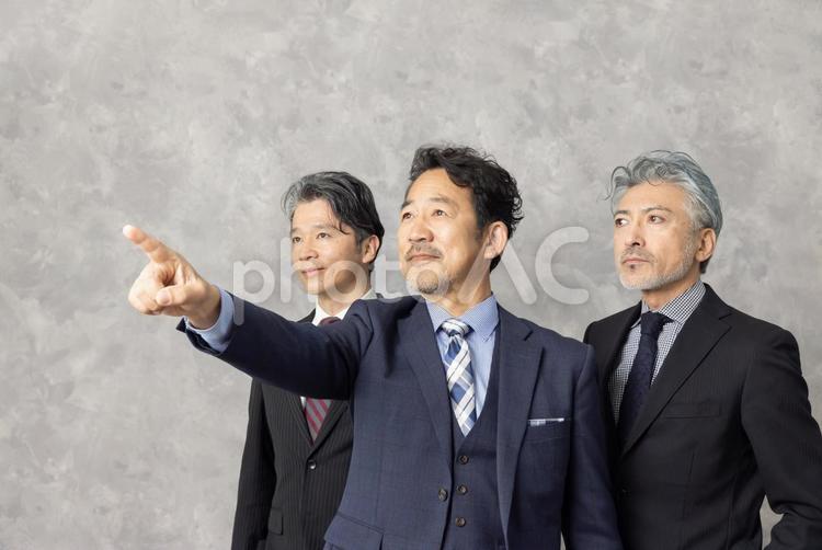 未来を目指すミドルエイジ男性 エグゼクティブ,ビジネスマン,目指すの写真素材