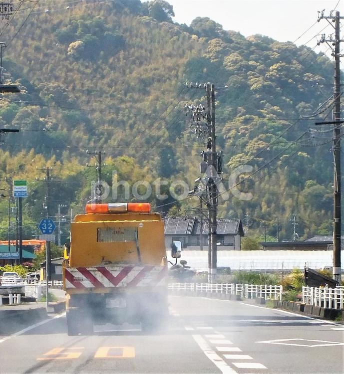 排気ガスをまき散らすトラック　煙る道路 排気ガス,まき散らす,煙の写真素材