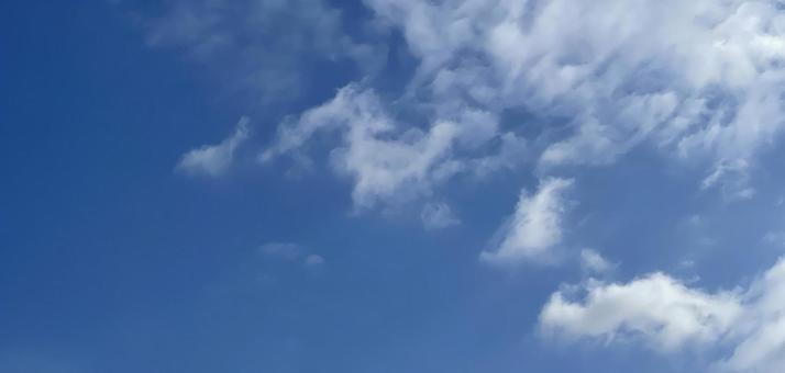 青い空と白い雲の写真