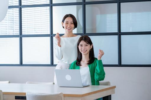 ガッツポーズをする女性二人 ガッツポーズをする女性二人 会議,教える,女性の写真素材