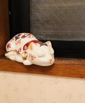眠り猫 眠り猫 伊万里焼き,眠り猫,陶器の写真素材