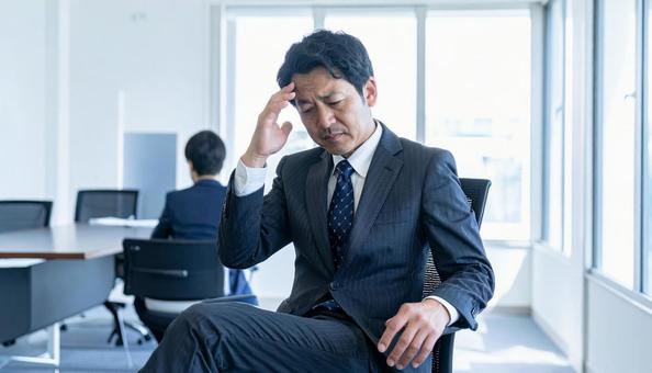 ビジネスイメージ 頭を抱えるビジネスマン ビジネスイメージ 頭を抱えるビジネスマンの写真