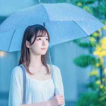 梅雨に傘をさす女性 梅雨に傘をさす女性の写真