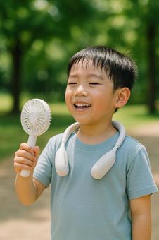 暑さ対策をする男の子 暑さ対策をする男の子の写真