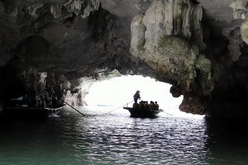 ベトナムのハロン湾のルオン洞窟風景 ベトナムのハロン湾のルオン洞窟風景の写真