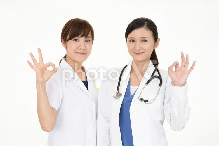 OKサインのポーズをとる女医と薬剤師 女性,医師,女医の写真素材