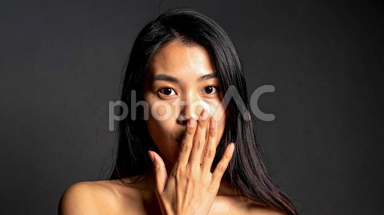 口を手で覆う女性A嘲笑01 女性,人物,口を手で覆うの写真素材