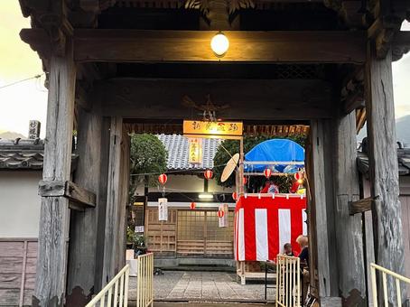 お寺で盆踊り大会 お寺で盆踊り大会 寺,盆踊り,提灯の写真素材