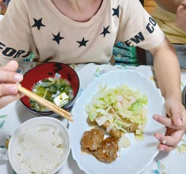 幼児が昼食を食べてるところ 幼児が昼食を食べてるところ 幼児,5歳児,子供の写真素材