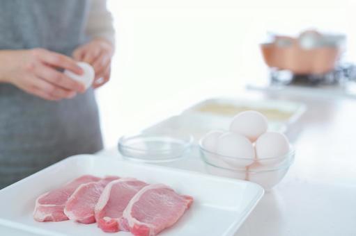 とんかつ用の肉と卵 とんかつ用の肉と卵の写真