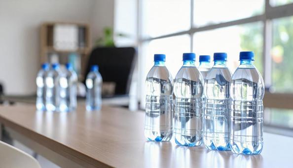 机の上のたくさんのペットボトル03 机の上のたくさんのペットボトル03の写真