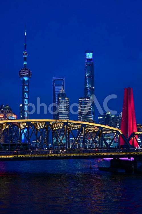 上海夜景・蘇州河から眺める東方明珠 上海,夜景,外灘の写真素材