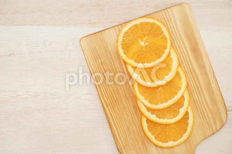 皿に置かれたオレンジのイメージ オレンジ,皿,食器の写真素材