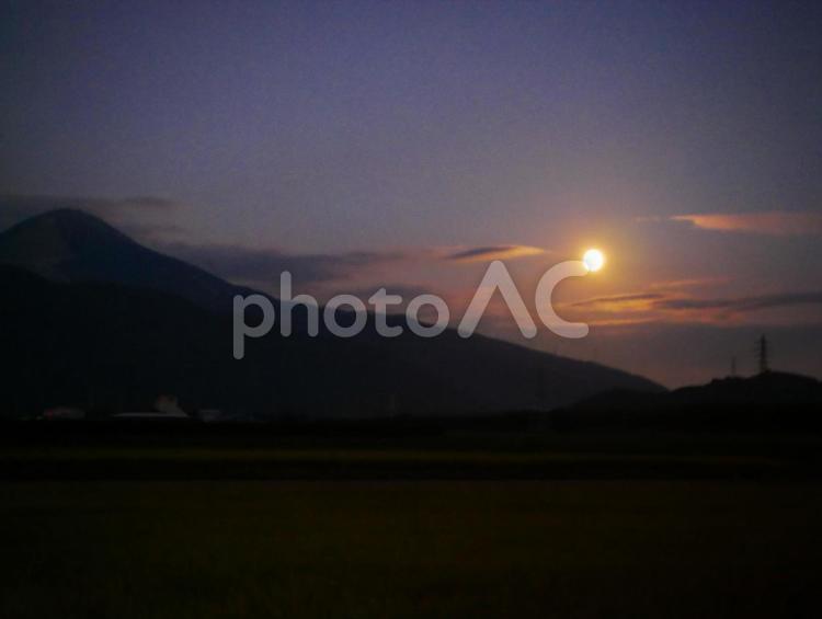満月の月明かりが照らす田舎風景 満月,田舎,のどかの写真素材