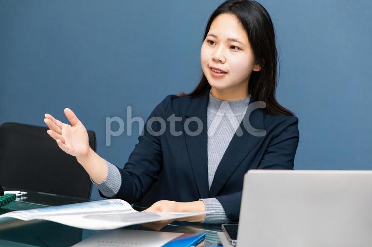仕事で打ち合わせをする女性　 ビジネスウーマン,働く女性,打ち合わせの写真素材