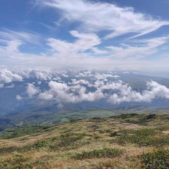 雲海が消えてきた空 登山,山頂,青空の写真素材