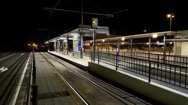 深夜のきさらぎ駅 路面電車,駅,ホームの写真素材