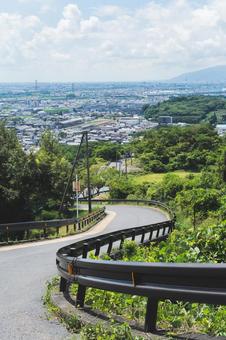 岐阜県の見晴らし良い山道と街並み 岐阜県の見晴らし良い山道と街並み 岐阜県,山道,カーブの写真素材