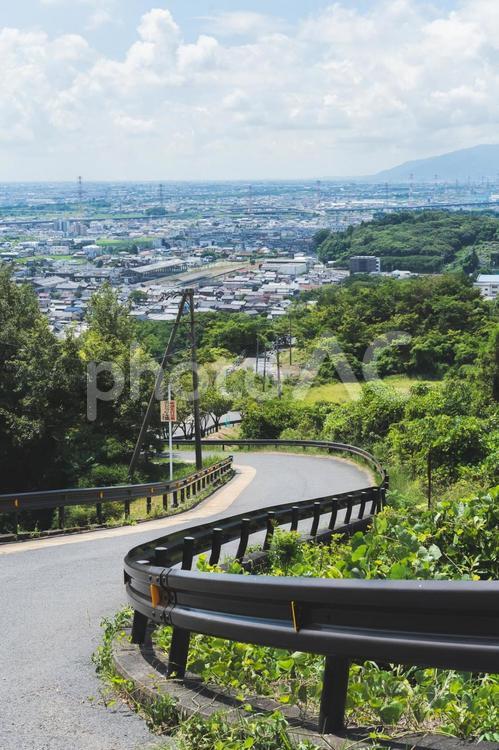 岐阜県の見晴らし良い山道と街並み 岐阜県,山道,カーブの写真素材
