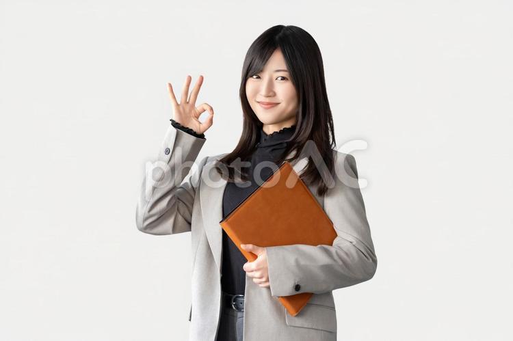 OKポーズをする笑顔のビジネスウーマン 女性,ok,笑顔の写真素材