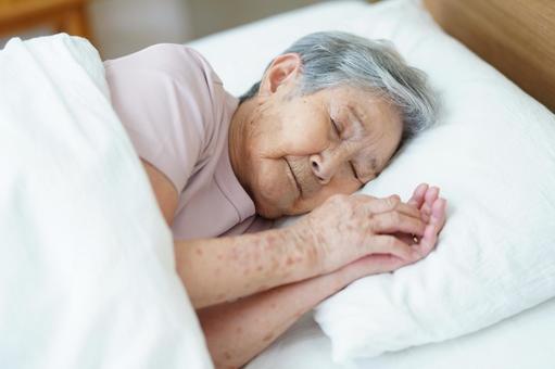 睡眠中の高齢女性の顔 女性,寝る,目を瞑るの写真素材