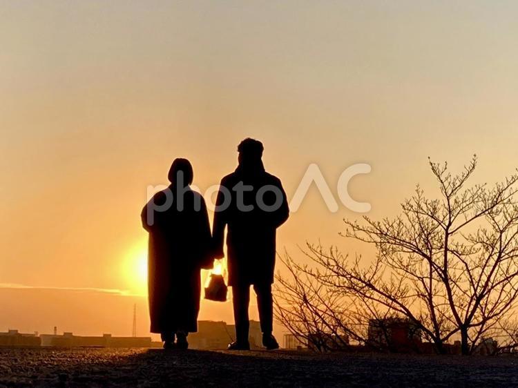 夕暮れの帰り道 夕日,夕陽,シルエットの写真素材